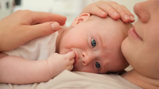 Primo Piano Amare Giovane Mamma Abbracciando Calmante Adorabile Dolce Bambino — Video Stock