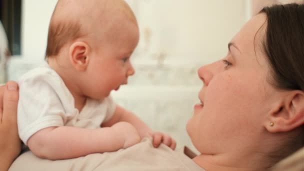 Tender Amoroso Jovem Mãe Com Bonito Pequeno Bebê Filho Deitado — Vídeo de Stock