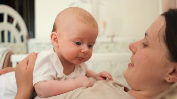 Heureuse Jeune Maman Attentionnée Étreignant Adorable Doux Bébé Garçon Couché — Video