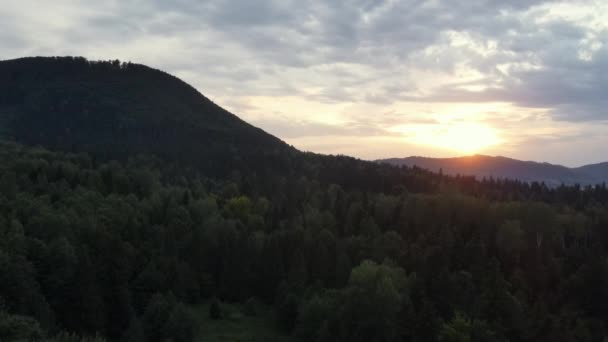 Słońce Nad Górskimi Grzbietami Piękny Zielony Las Niesamowite Zachmurzone Kolorowe — Wideo stockowe