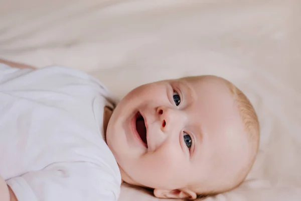 Närbild Porträtt Positiva Söta Nyfödda Barn Liggande Ensam Bekväm Säng — Stockfoto