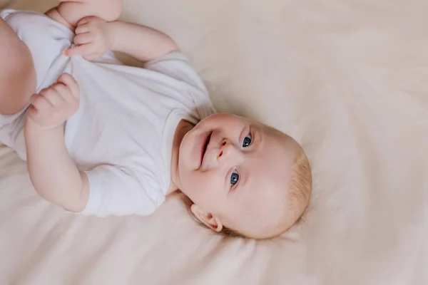 Portret Uroczego Noworodka Leżącego Wygodnym Łóżku Domu Śliczny Uśmiechnięty Chłopiec — Zdjęcie stockowe