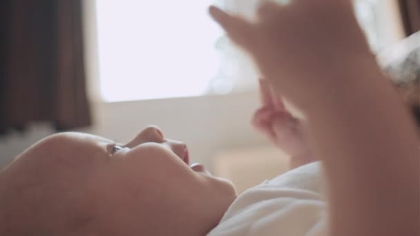 Mladá Matka Mluví Hraje Malým Synem Nebo Dcerou Ležící Útulné — Stock video