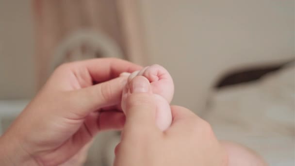 Selectieve Focus Van Onherkenbare Zorgzame Jonge Moeder Masseren Baby Arm — Stockvideo