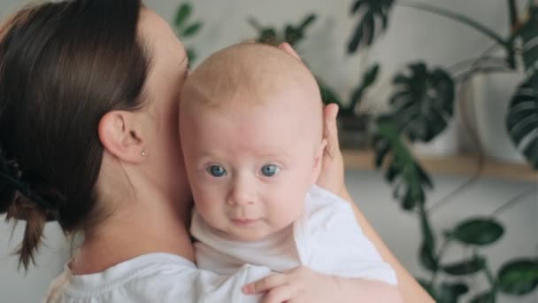 Portretul Apropiat Tinerei Mame Iubitoare Ține Brațe Îmbrățișează Copilul Băiețel — Videoclip de stoc