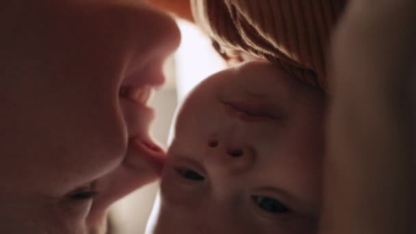 Pionowe Wideo Szczęśliwej Kochającej Mamy Dotykającej Nosów Słodkiego Synka Leżącego — Wideo stockowe