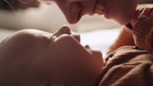 Fokus Selektif Tersenyum Penuh Kasih Ibu Dan Bayi Menyentuh Hidung — Stok Video