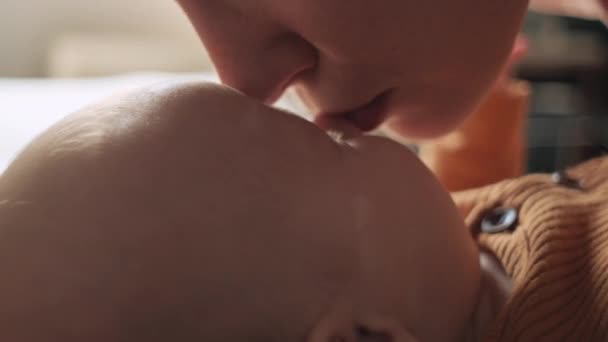 Närbild Glad Kärleksfull Ung Mamma Kysser Barnet Vacker Näsa Medan — Stockvideo