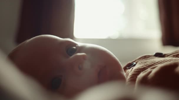 Oldalnézetben Pozitív Aranyos Újszülött Baba Feküdt Kényelmes Ágy Közelében Ablak — Stock videók