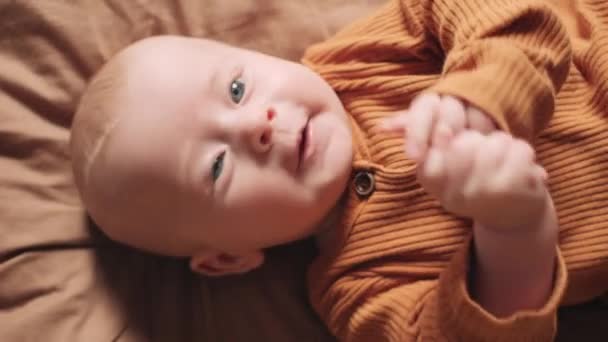Porträtt Förtjusande Glad Pojke Brun Body Suit Liggande Sängen Hemma — Stockvideo