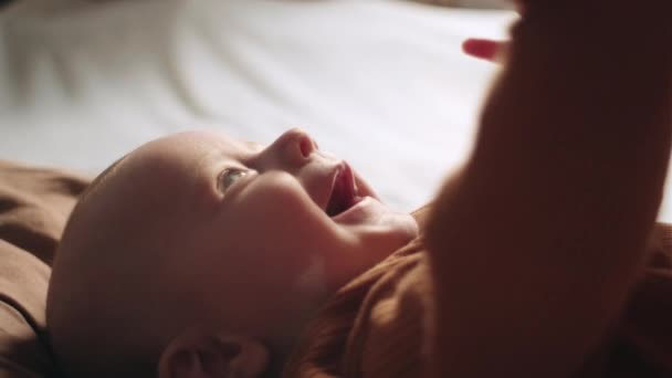 Retrato Lindo Bebé Caucásico Sonriente Usando Body Marrón Acostado Sábanas — Vídeo de stock