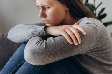 Hayal kırıklığına uğramış mutsuz 25 'li yaşlarda bir kadın evde tek başına oturuyor, kişisel sorunları düşünüyor, erkek arkadaşından ayrılıyor ya da boşanıyor, psikolojik yardıma ihtiyacı var, kendini yalnız ve depresif hisseden bir kız.