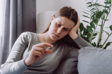 Alyans tutan genç, beyaz bir kadın evliliğin bozulduğunu ya da boşanmanın ailevi sorunları olduğunu düşünüyor. İlişkilerin bitmesi ya da ayrılması yüzünden mutsuz üzgün bir kadın. Aile sorunu