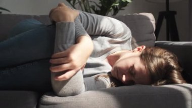 Depresyondaki beyaz kadın kayıp ve travmayla baş ediyor. Başağrısı, migren, evdeki oturma odasındaki kanepede uzanmış yorgun ve hayal kırıklığına uğramış bir kız. Sinir krizi, kriz konsepti