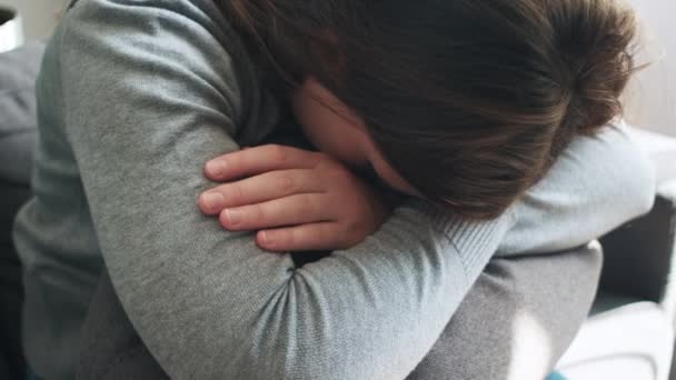 Pierdut Gânduri Femeia Brunetă Regretând Decizia Greșită Aproape Anxietatea Nefericită — Videoclip de stoc