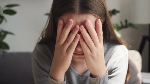 Närbild Frustrerad Ledsen Flicka Täcka Ansikte Sitta Soffan Hemma Ensam — Stockvideo