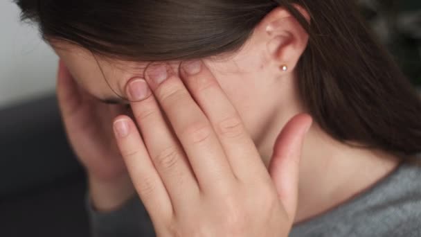 Zbliżenie Zmęczonej Sfrustrowanej Dziewczyny Dotykającej Głowy Odczuwającej Ból Głowy Migrenę — Wideo stockowe
