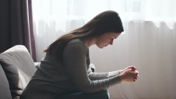 Trist Ensom Kvinde Sidder Sofaen Derhjemme Ser Frustreret Føler Bekymret – Stock-video