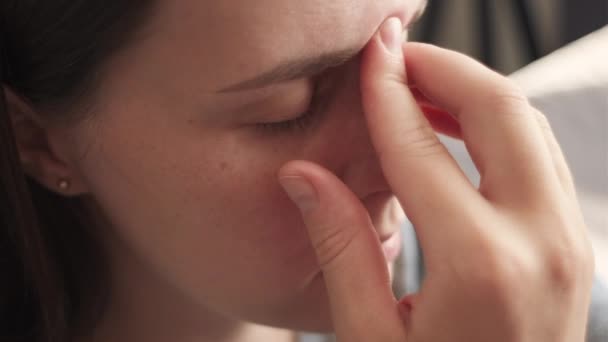 피곤한 코카서스 여성의 얼굴을 닫습니다 마사지 집에서 소파에 두통을 고혈압 — 비디오