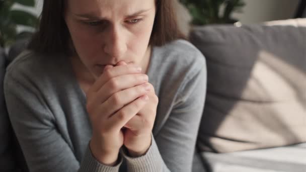 Tutup Khawatir Bahagia Wanita Muda Memikirkan Masalah Duduk Sofa Pikiran — Stok Video