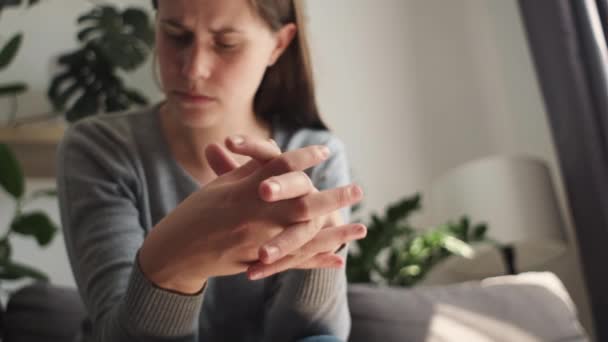 Foco Seletivo Mulher Infeliz Dobrou Mãos Sobre Joelhos Juntos Sentar — Vídeo de Stock