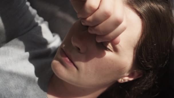 Zbliżenie Smutnej Młodej Białej Kobiety Leżącej Kanapie Cierpi Powodu Zawału — Wideo stockowe