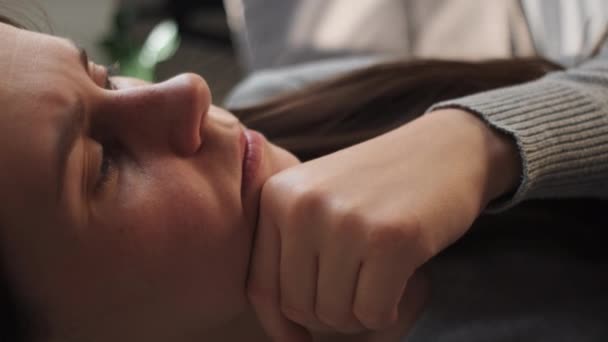 Vertikální Záběry Deprimované Frustrované Mladé Bělošky Trpící Bolestí Hlavy Migrénou — Stock video
