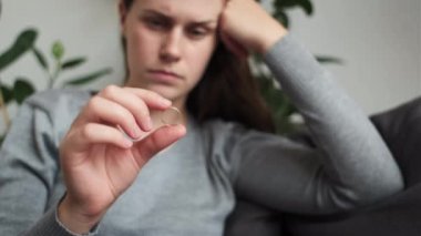 Alyans tutan üzgün genç kadının seçici odak noktası evliliğin bozulması ya da boşanmanın ailevi sorunları olması. Mutsuz kadın ilişkilerin bitmesi ya da ayrılması konusunda stresli. Aile sorunu