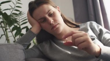 Kapalı kapılar ardında, elinde nişan yüzüğüyle evdeki koltukta oturan, evlendiğini reddeden umutsuz kadına odaklan. Stresli genç kız karar verme ayrılığı, ihanet boşanma konsepti