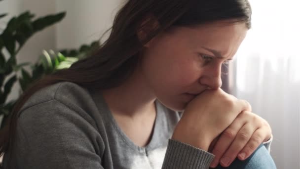 Samotný Výraz Mladé Ženy Tváří Tvář Přemýšlení Problému Potížích Pocitu — Stock video