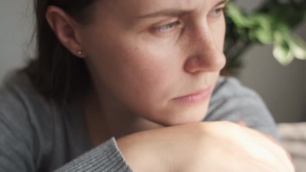 Κοντινό Πλάνο Της Λυπημένης Μοναχική Γυναίκα Κάθεται Στον Καναπέ Στο — Αρχείο Βίντεο
