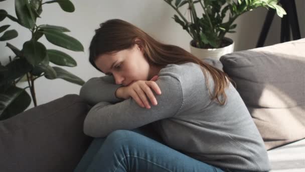 Saúde Mental Mulher Triste Deprimida Sentada Sofá Expressão Para Enfrentar — Vídeo de Stock