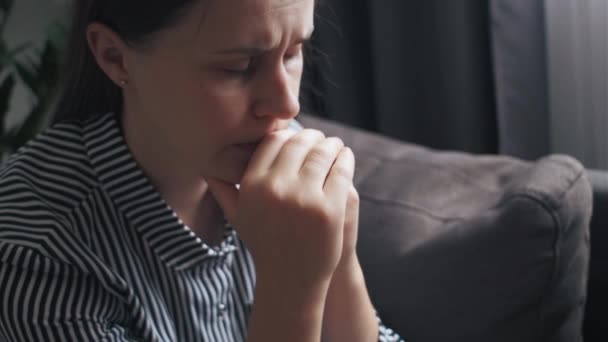 스트레스 여자의 거리에서 소파에 심리적 해결책을 우울증으로 집에서 어려운 결정을 — 비디오