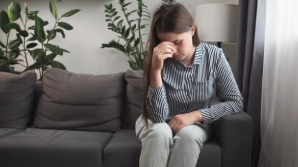 Mutsuz Bunalımlı Genç Beyaz Bir Kız Ele Saklanıyor Oturma Odasında — Stok video