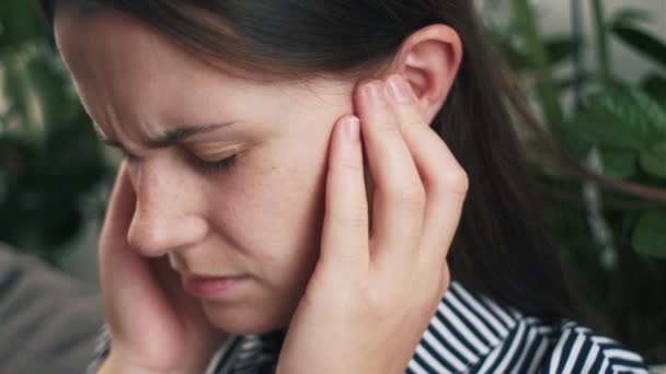 Zbliżenie Zdenerwowanej Młodej Kobiety Trzymającej Bolesne Uszy Nagle Odczuwającej Silny — Wideo stockowe