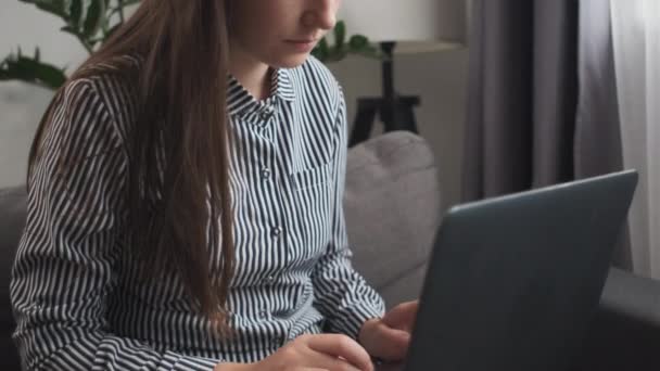 Feldúlt Fiatal Olvasni Rossz Hír Csőd Adósság Laptop Képernyőn Veszekedés — Stock videók