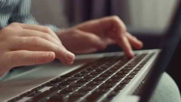 Nieuw Technologie Concept Close Van Vrouwelijke Handen Typen Moderne Laptop — Stockvideo
