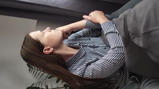 Videoclipul Vertical Tânărului Trist Depresiv Stă Canapea Expresie Pentru Face — Videoclip de stoc