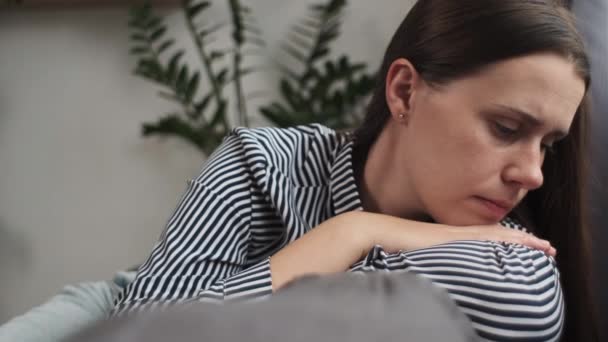 Gros Plan Triste Jeune Femme Caucasienne Assise Sur Canapé Maison — Video