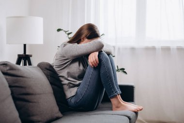 Üzgün genç esmer kadın ifadesi problem, zorluk, başarısızlık ve bitkinlik, yalnızlık, keder ve kötü bir ilişkiden muzdarip olma ile yüzleşir. Üzücü ve mutsuz konsept