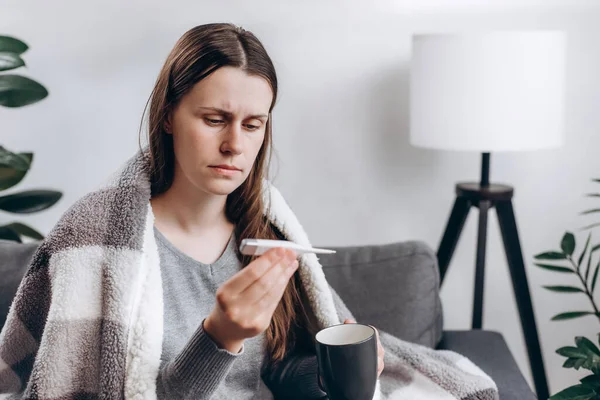 Hasta genç bir kadın evdeki kanepede otururken üşüyor. Hasta kadının yüksek ateşi, migreni, ilacı, elinde bir fincan sıcak su ya da çay tutan bir kızı var. Sağlık sorunları, alerji, mevsim değişimi ateşi konsepti