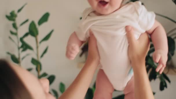 Beztroska Kochająca Mama Wychowuje Ukochaną Malutką Dziecinkę Wyciągniętych Ramionach Śmiejąc — Wideo stockowe