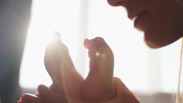Избранное Внимание Счастливой Любящей Молодой Матери Целующей Ноги Своего Маленького — стоковое видео