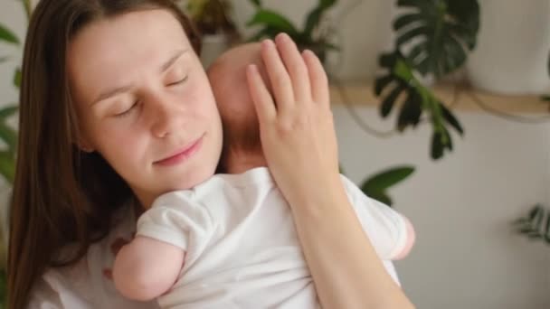 Kochająca Matka Trzymająca Słodkiego Synka Szczęśliwa Opiekuńcza Młoda Mama Stojąca — Wideo stockowe