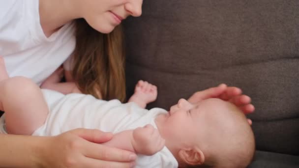 Gros Plan Maman Affectueuse Allongée Sur Canapé Confortable Avec Petit — Video