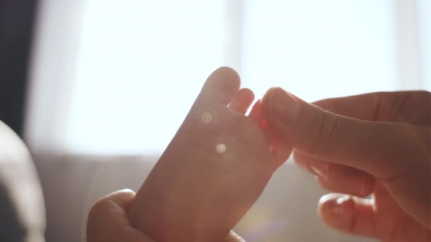 Крупным Планом Заботливая Мать Массирует Детскую Ногу Лежа Уютном Диване — стоковое видео