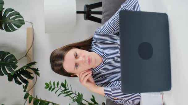 インターネットで働くラップトップコンピュータにタイピングする魅力的な若いビジネス女性の垂直映像 オフィスでオンライン仕事をしているPc技術を使用してかわいいフリーランサー女性またはウェブを閲覧するテーブル — ストック動画