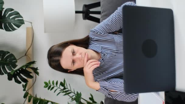 Вертикальний Знімок Серйозного Молодого Позаштатного Працівника Який Працює Ноутбуці Друкує — стокове відео