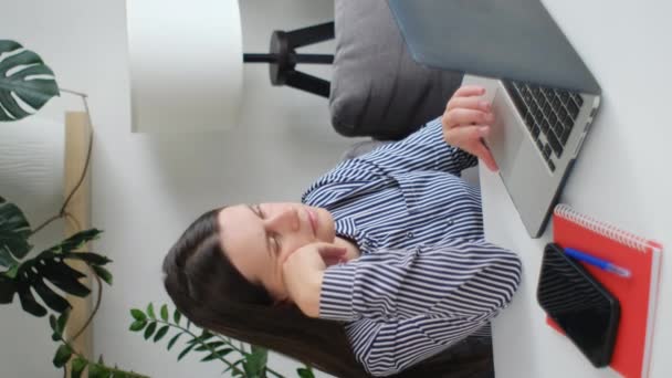 Κατακόρυφο Βίντεο Κουρασμένης Νεαρής Καυκάσιας Γυναίκας Χασμουριέται Στο Γραφείο Φορητό — Αρχείο Βίντεο