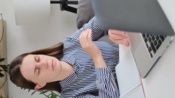 Vertikale Filmaufnahmen Von Müden Überlasteten Jungen Frauen Spüren Müdigkeit Augenschmerzen — Stockvideo